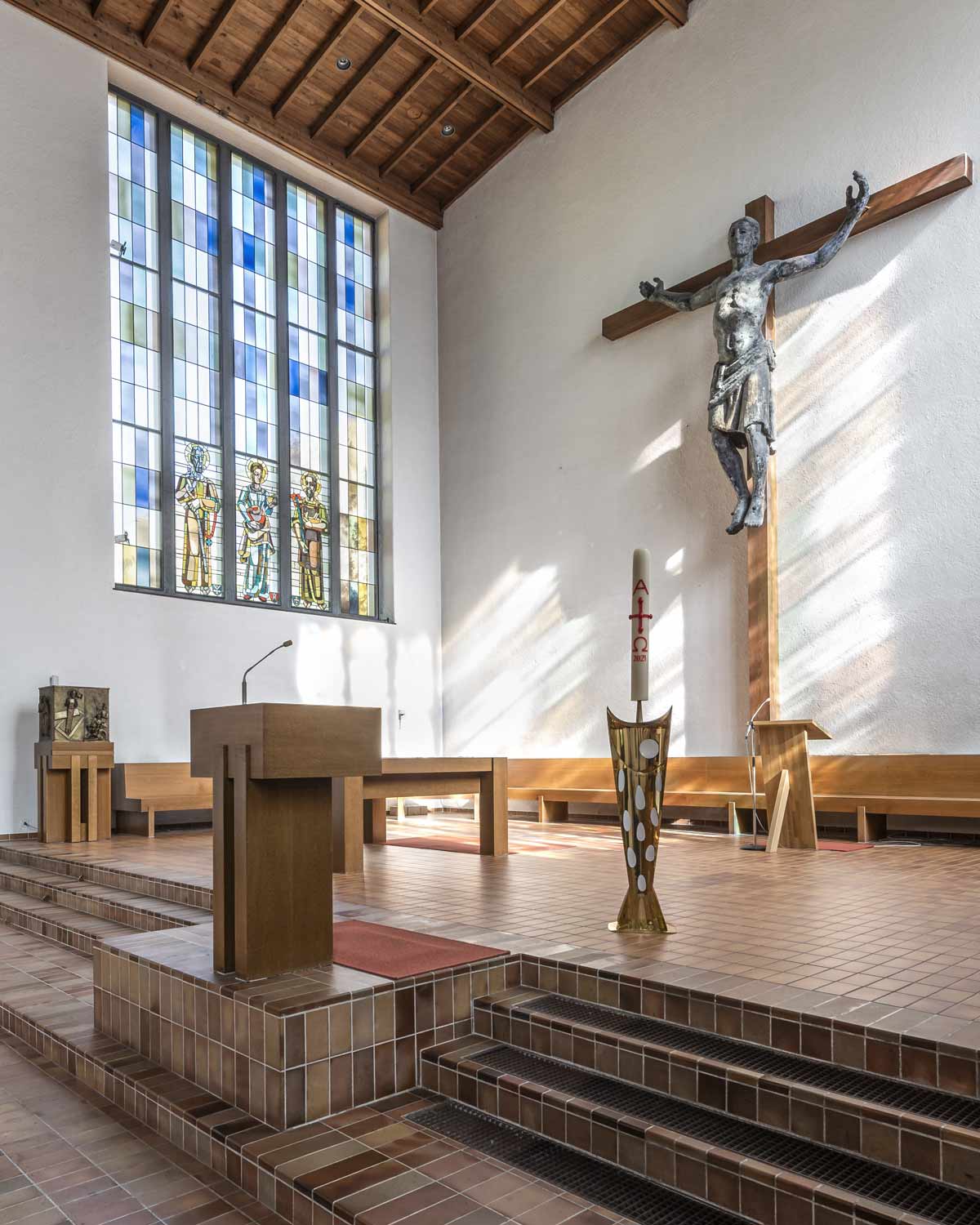Altarbereich, Pfarrkirche Gut Hirt in Zug. Fotografiert von Regine Giesecke Architecture Photography GmbH
