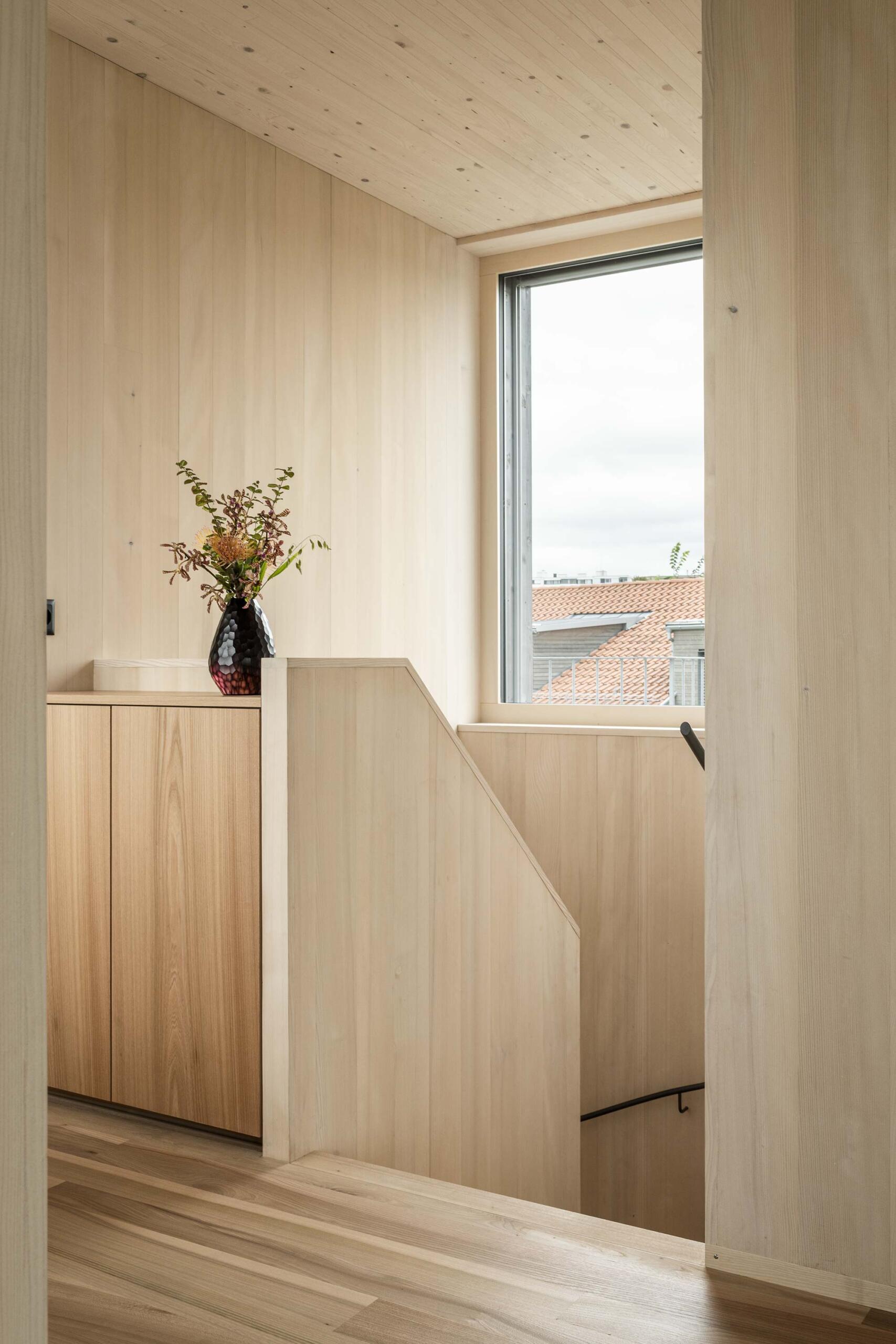 Treppenaufgang Holzbau. Fotografiert von Regine Giesecke Architecture Photography GmbH