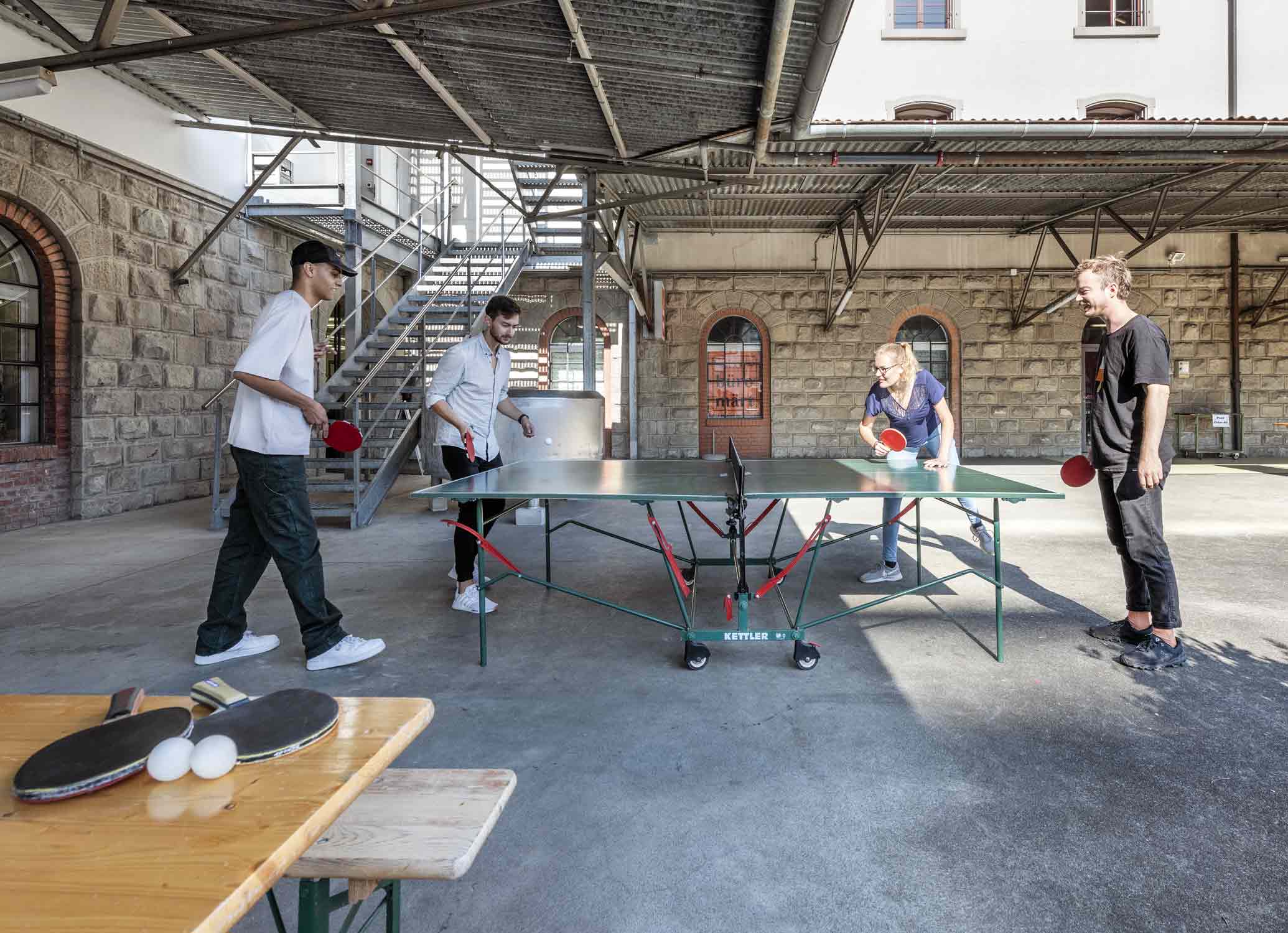 Tischtennis im Hof von der Untermueli, Zug. Fotografiert von Regine Giesecke Architecture Photography GmbH