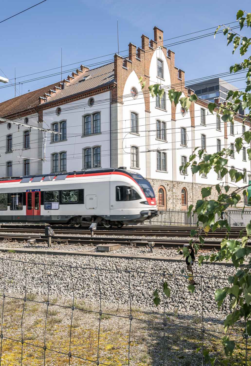 Westansicht mit SBB von der Untermueli, Zug. Fotografiert von Regine Giesecke Architecture Photography GmbH