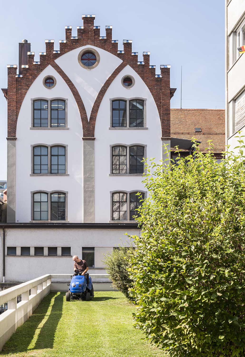 Ostansicht mit Hausmeister von der Untermueli, Zug. Fotografiert von Regine Giesecke Architecture Photography GmbH