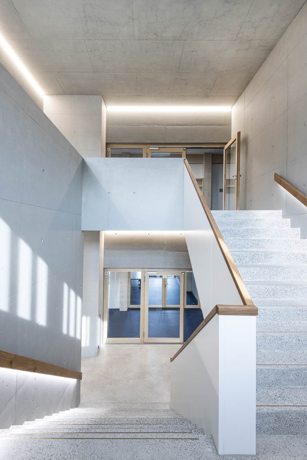 Schulhaus Acher Treppenhaus. Architekturfotograf Regine Giesecke