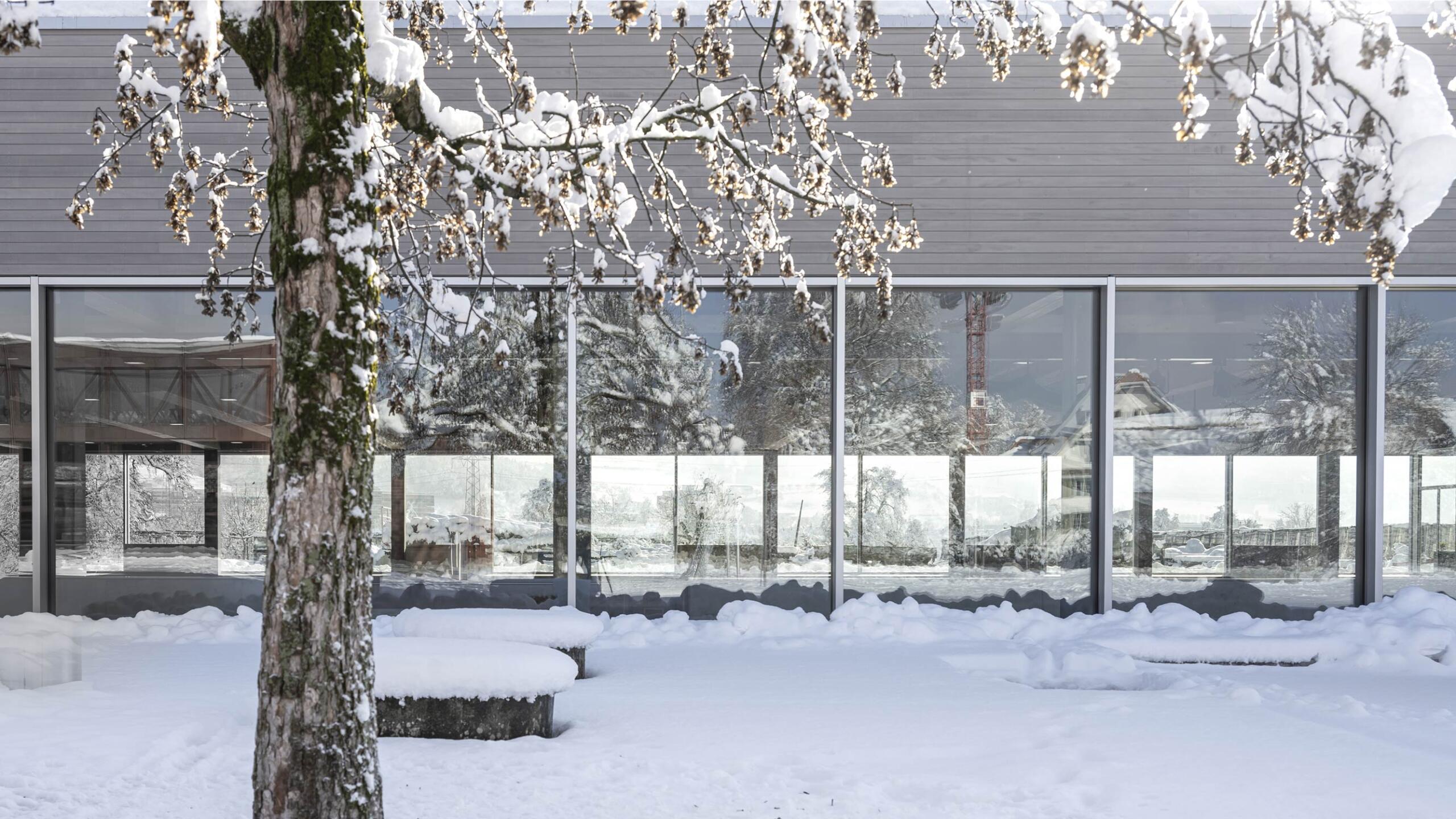Sporthalle Sternmatt 2, Baar Aussenansichten im Winter und Innenaufnahmen. Architekturfotograf Regine Giesecke
