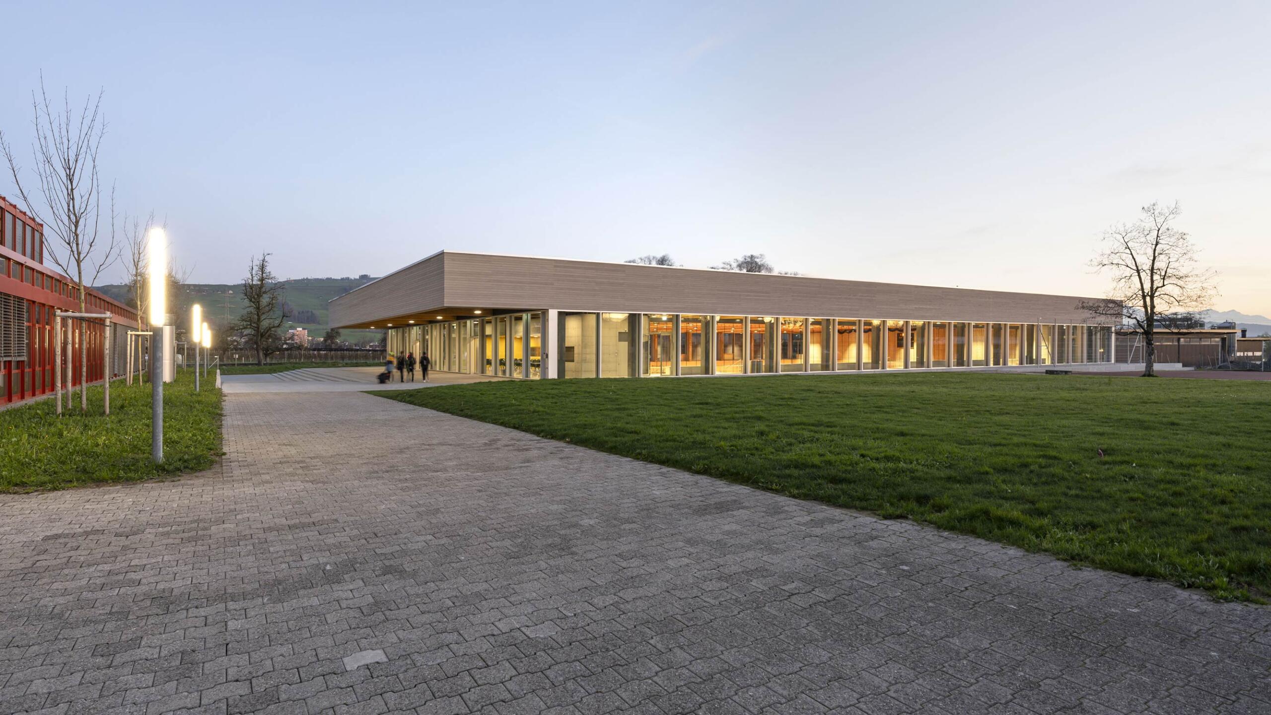 Sporthalle Sternmatt 2, Baar Aussenansichten im Winter und Innenaufnahmen. Architekturfotograf Regine Giesecke