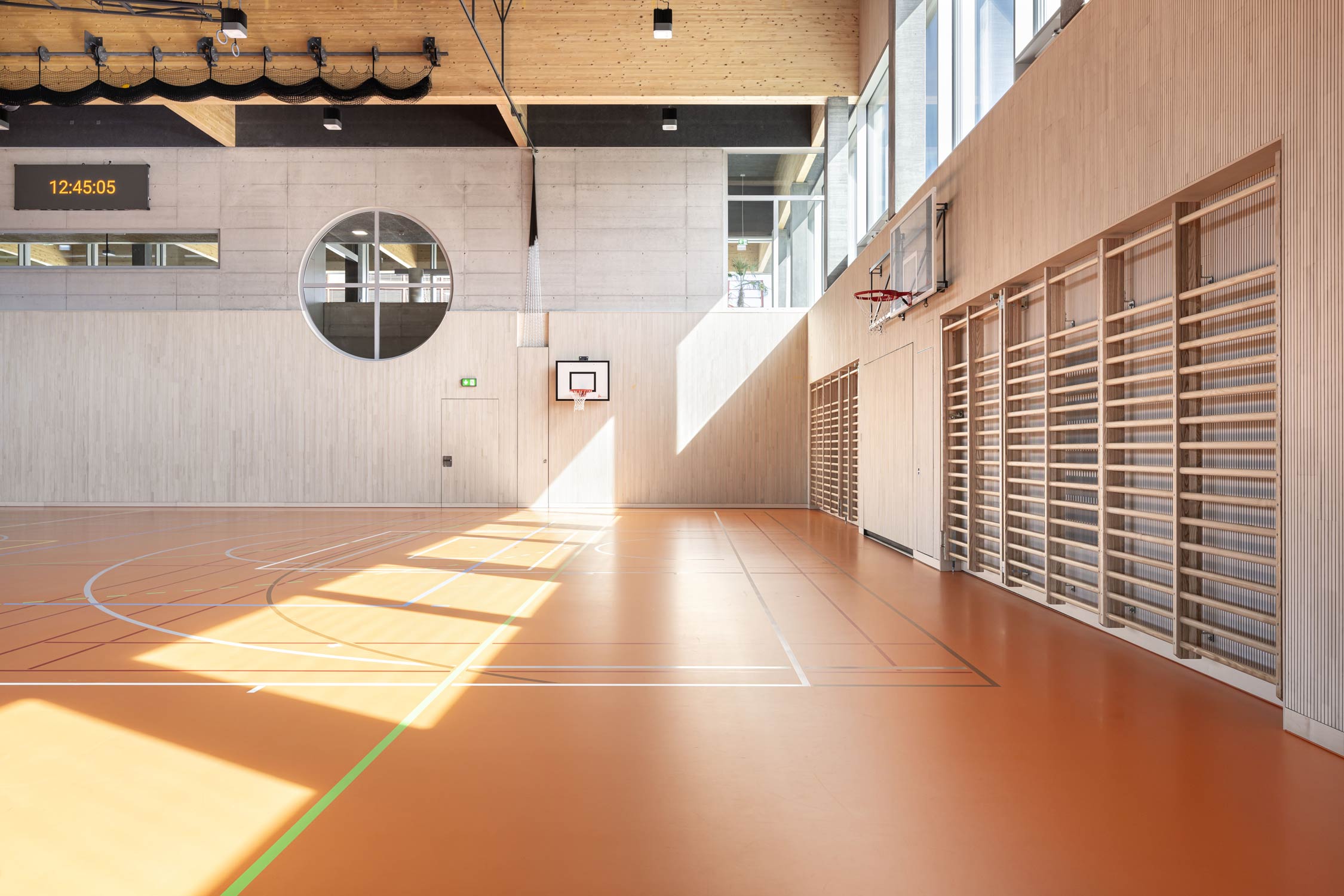 Sporthalle Sternmatt 2, Baar Aussenansichten im Winter und Innenaufnahmen. Architekturfotograf Regine Giesecke