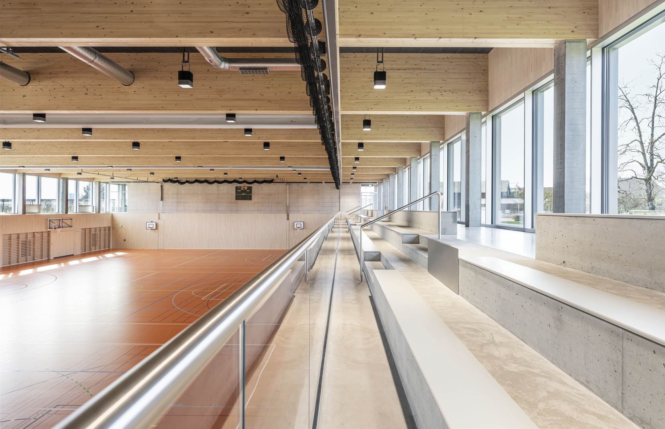 Sporthalle Sternmatt 2, Baar Aussenansichten im Winter und Innenaufnahmen. Architekturfotograf Regine Giesecke