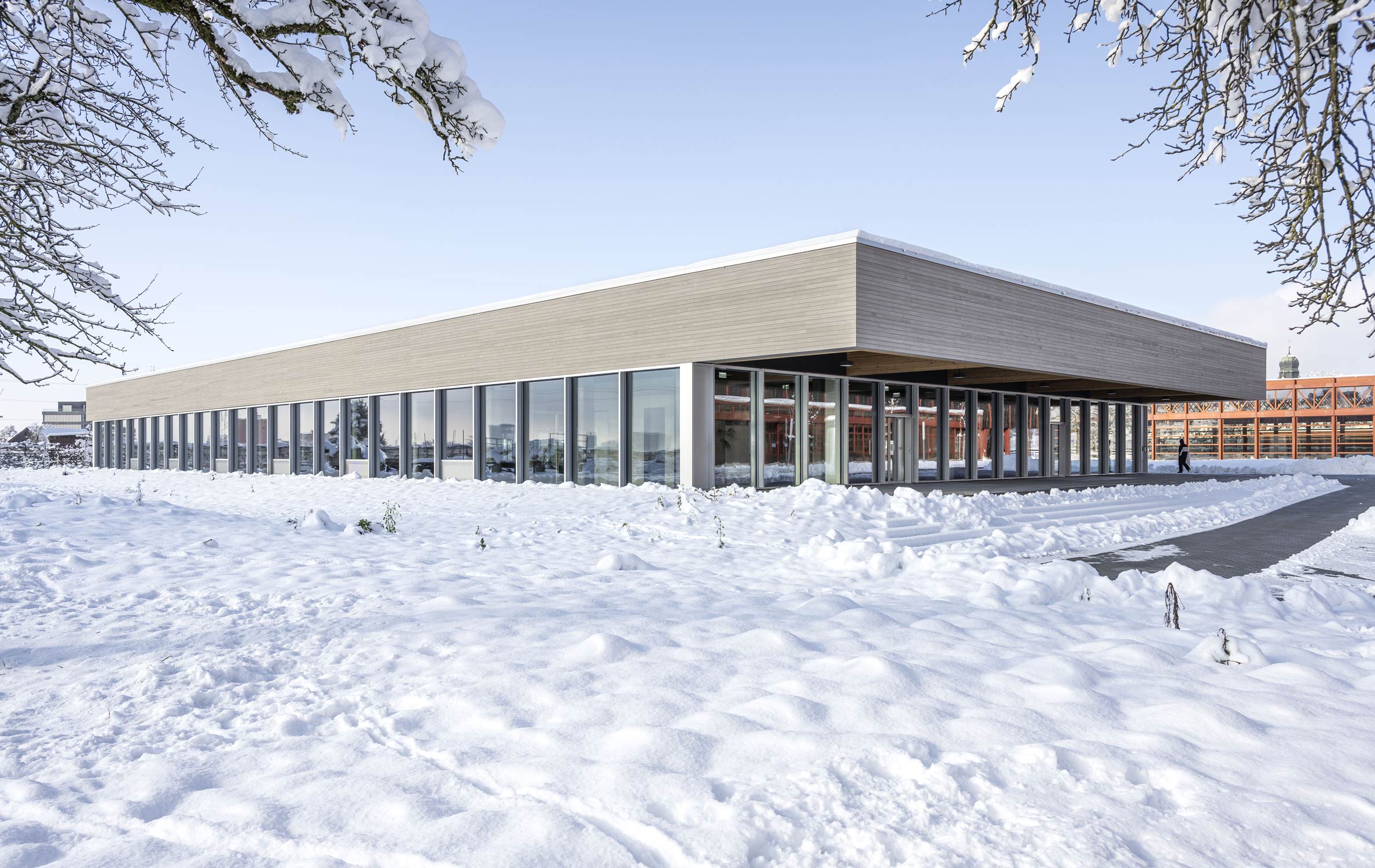 Sporthalle Sternmatt 2, Baar Aussenansichten im Winter und Innenaufnahmen. Architekturfotograf Regine Giesecke