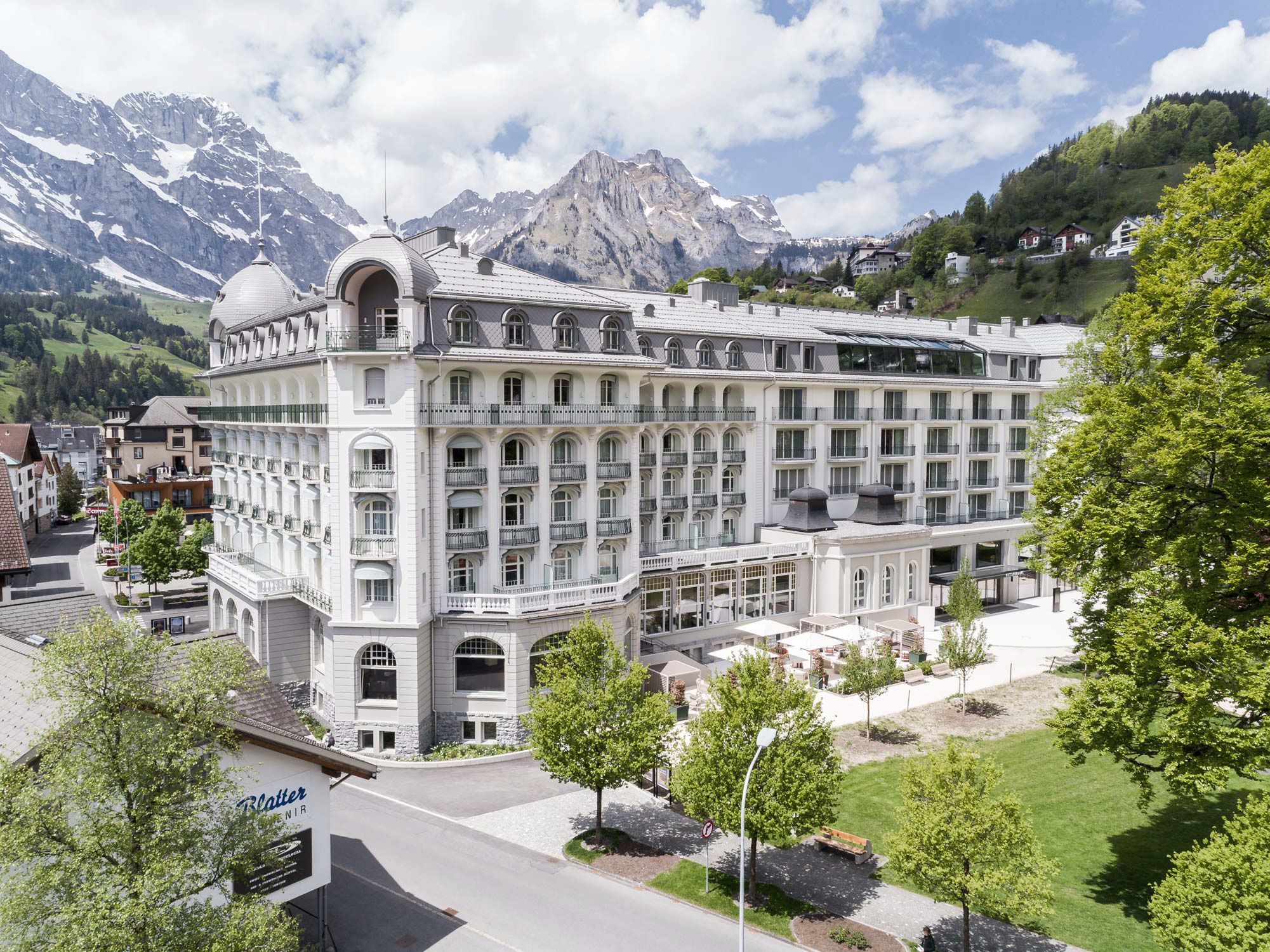 Luftaufnahme von Aussen, Hotel mit Parkanlage und Bergpanorama