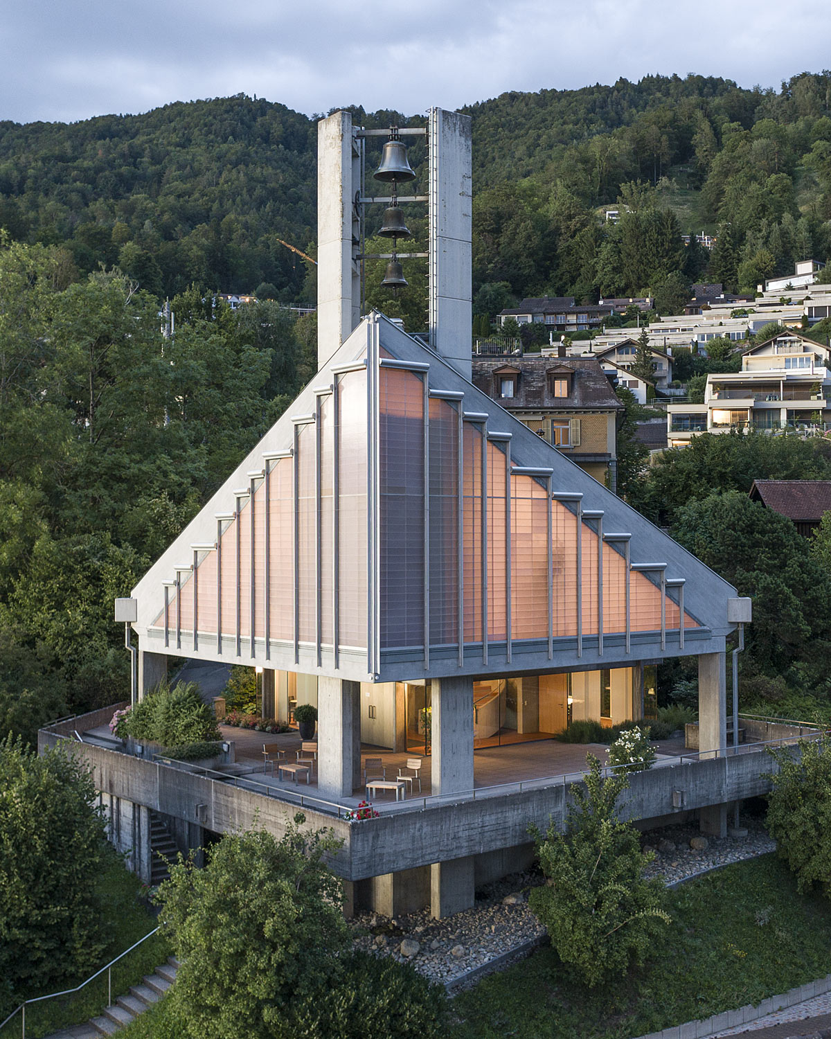 illuminierte Reformierte Kirche Walchwil in der Abenddaemmerung Architektrufotograf Regine Giesecke