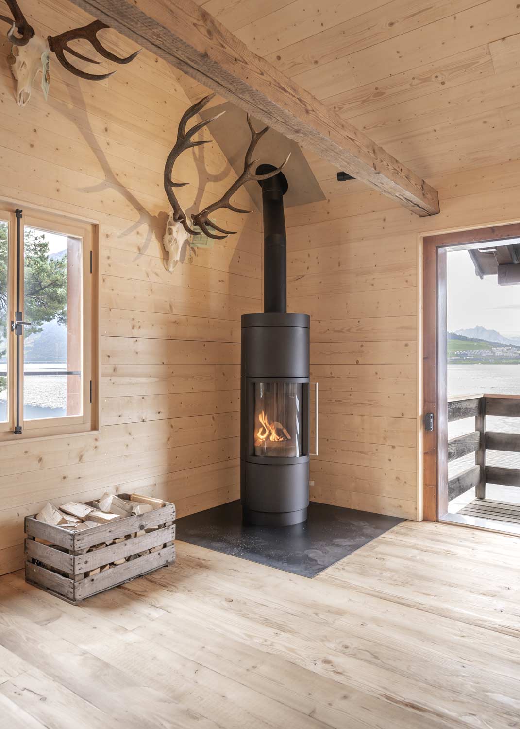 Bootshaus am Zugersee, Innenaufnahme, Holz, gemütlich, Tiny House, Architekturfotograf Regine Giesecke
