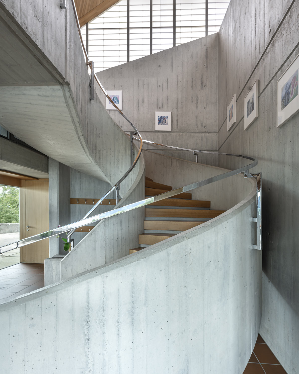 Betonwendeltreppe hoch zum Kirchenraum. Architekturfotografie Regine Giesecke