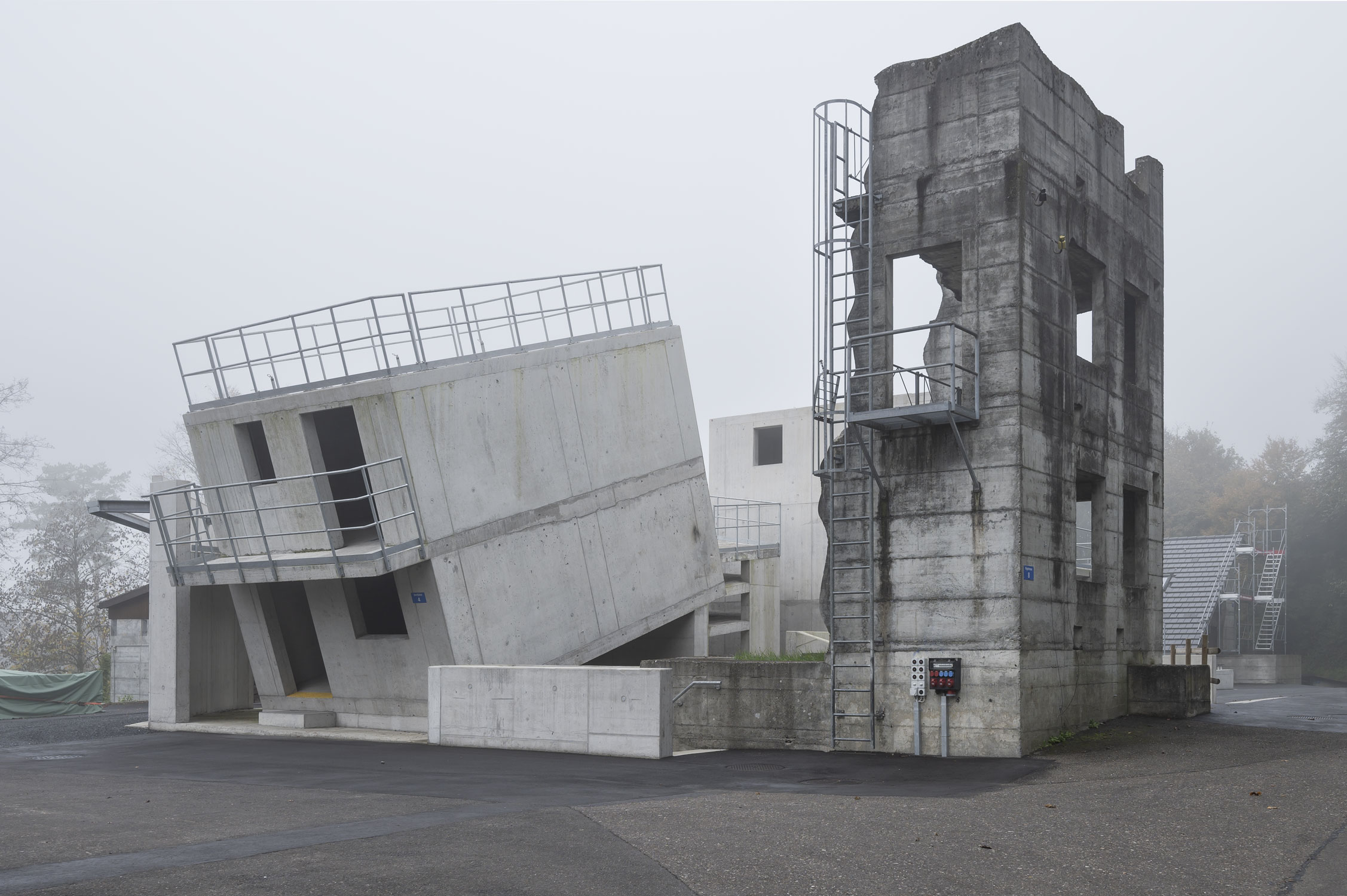Trainingsgelaende für den Ernstfall, Betonhaeuser eingestürzt und schief neu gebaut. Architekturfotograf Regine Giesecke