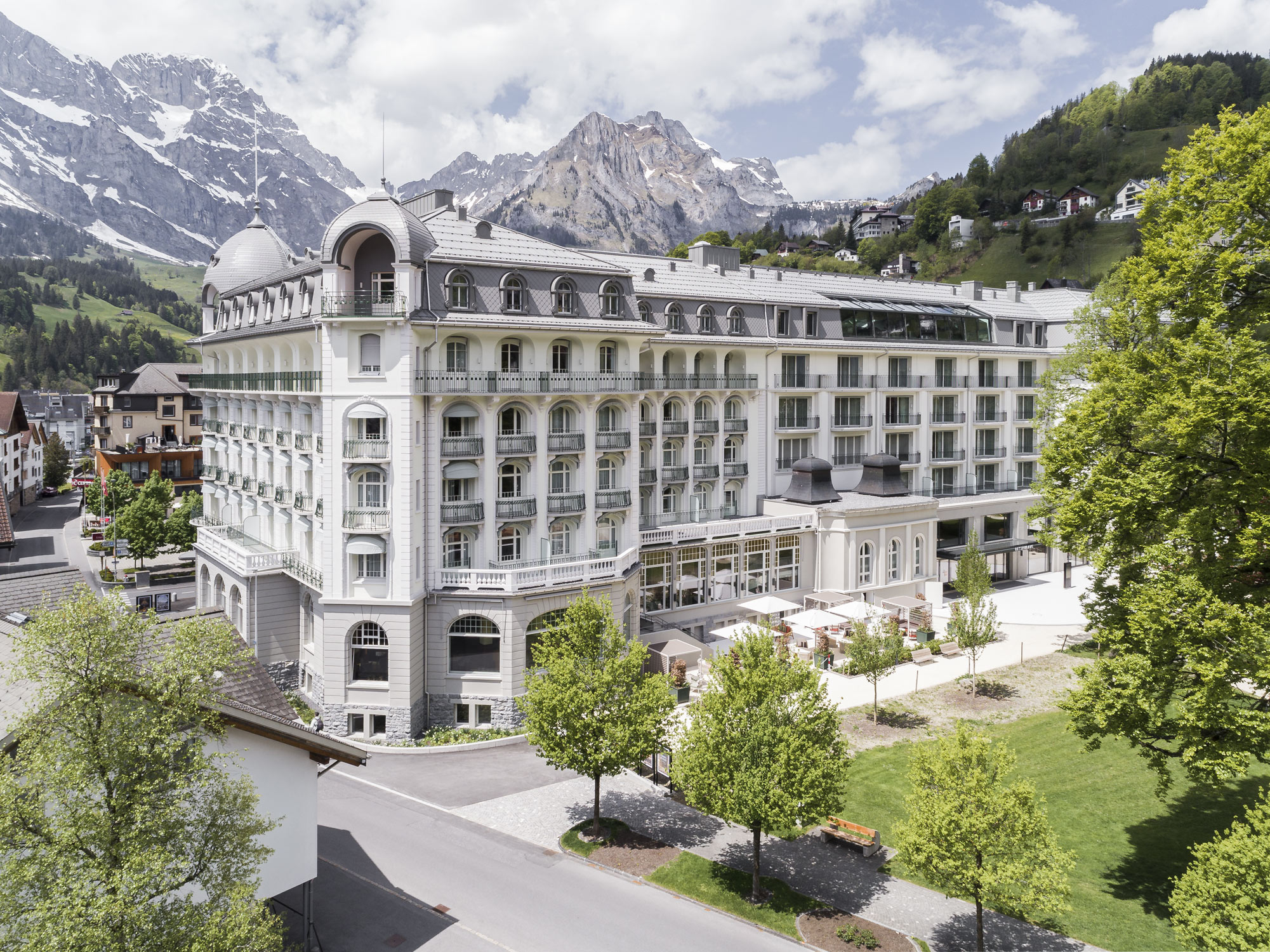 Luftaufnahme Hotel Kempinski in Engelberg von Regine Giesecke